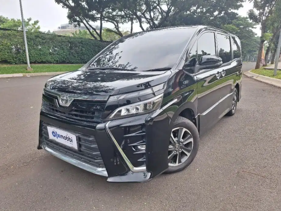 DP MURAH Toyota Voxy 2.0 Bensin-AT 2023 Hitam CUYCB