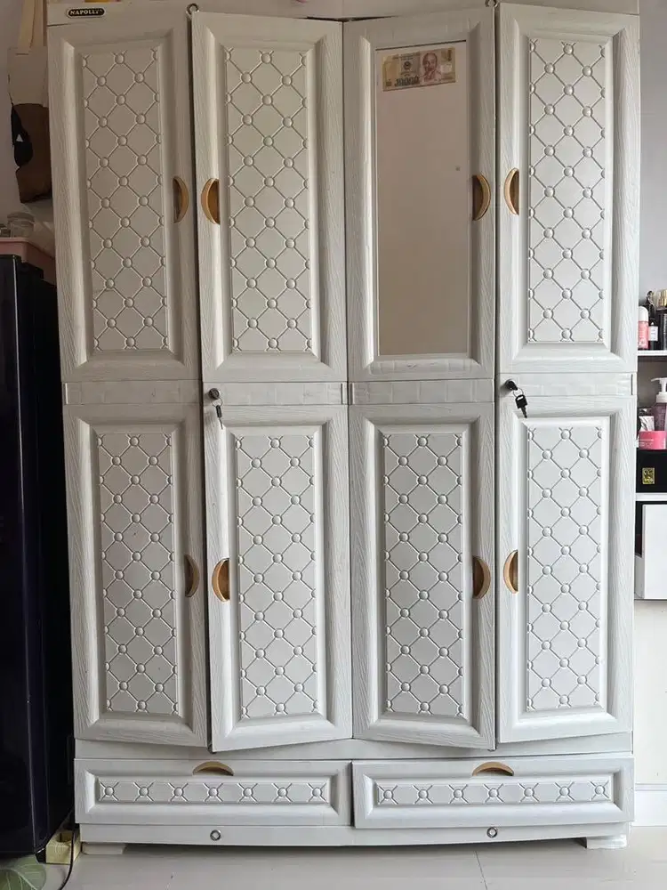 Lemari plastik 4 pintu