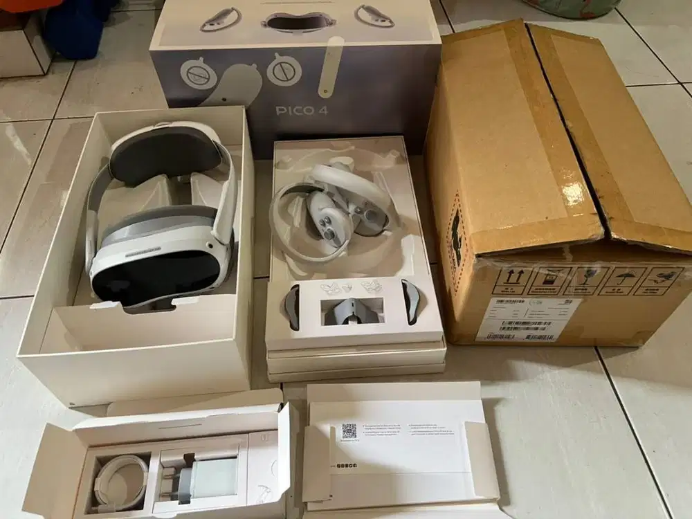 Kacamata VR PICO 4 All-In-One 8GB+256GB