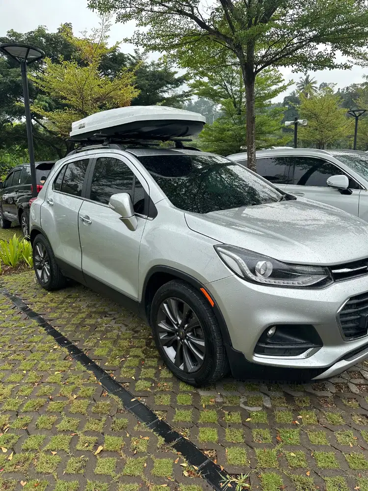 WTS Chevrolet Trax LTZ at 2017 Silver tanpa Roof box dan Roof Bar