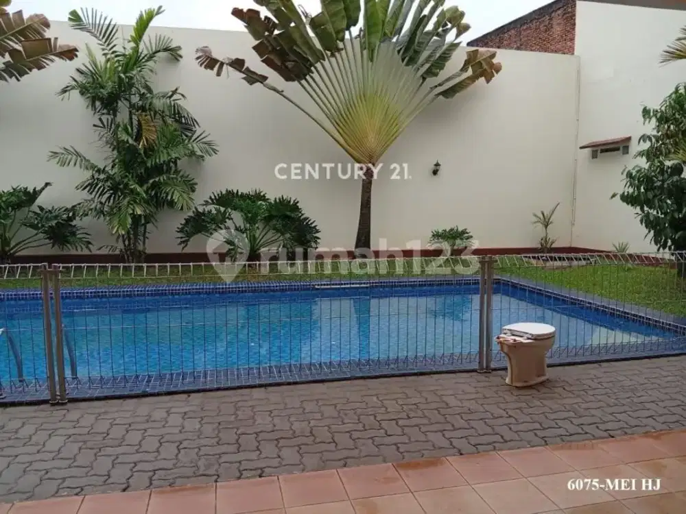 Disewakan Rumah Cantik Kolam Renang Strategis di Pejaten Barat Dekat Australia
