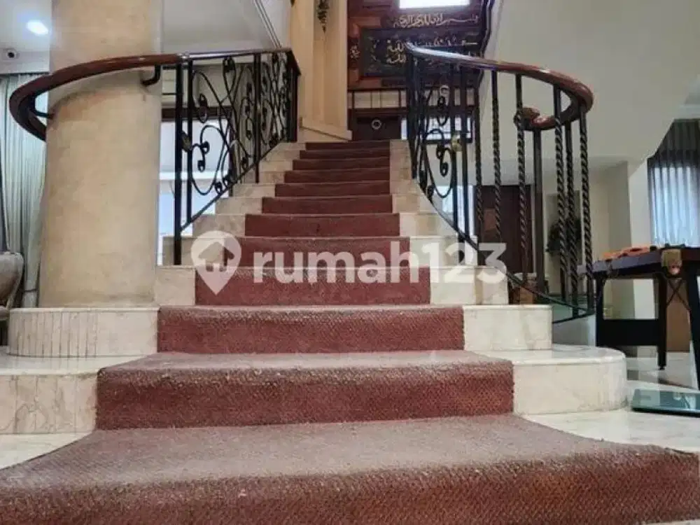 Rumah Mewah Siap Huni di Lingkungan yang Aman dan Teduh