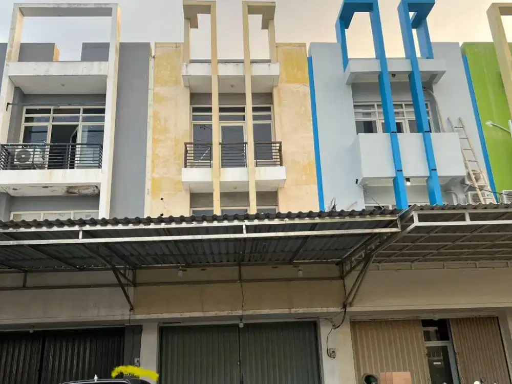 Ruko 3 Lantai Posisi Sangat Strategis Cocok Untuk segala Usaha di Symphoni Harapan Indah 2 Bekasi