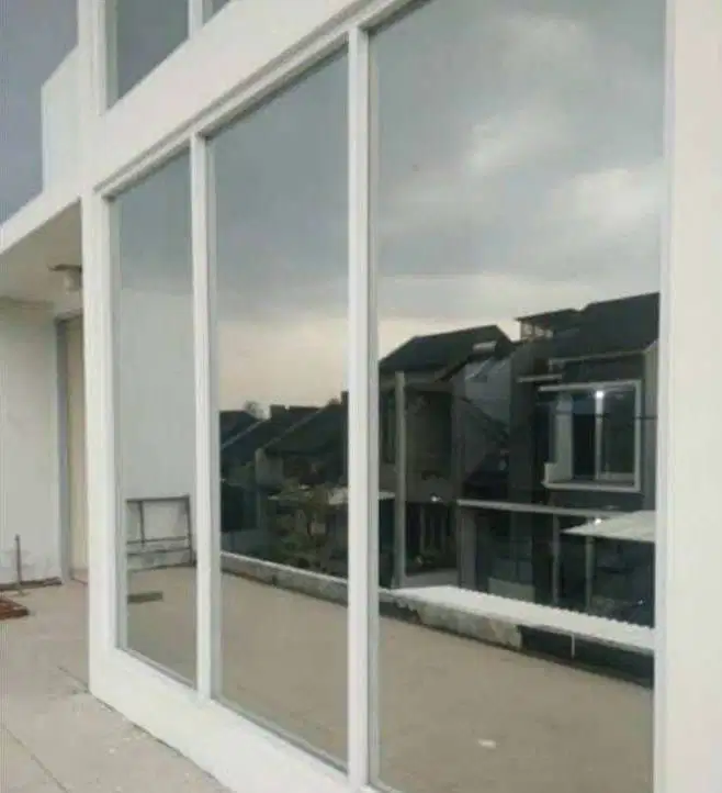 Pemasangan sticker kaca film tolak panas anti radiasi uv kantor toko