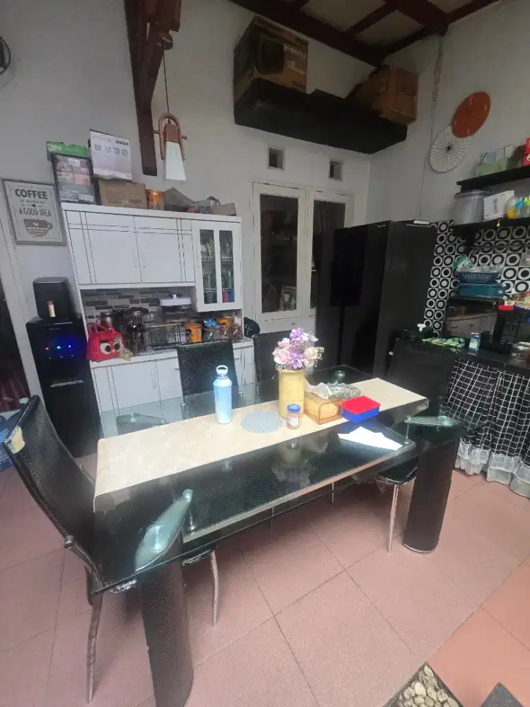 Meja makan 4 kursi