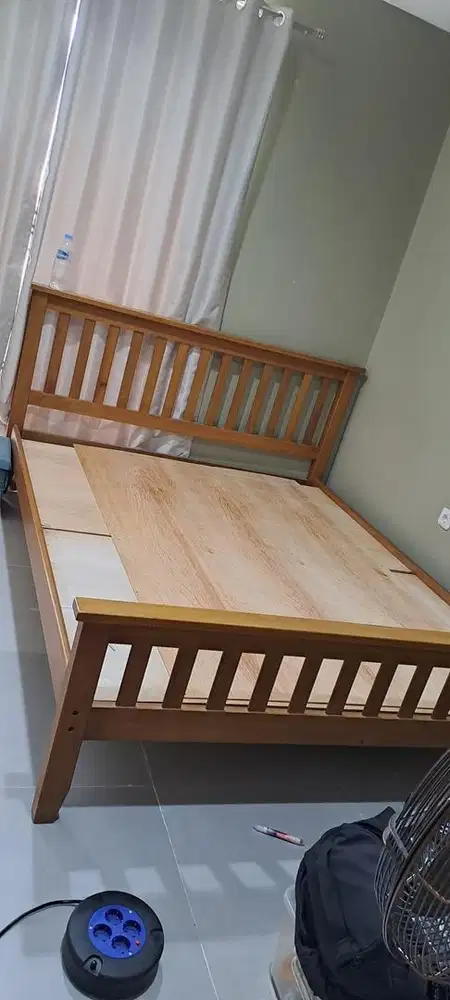Dipan tempat tidur