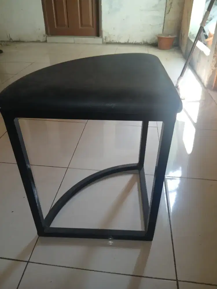 Perabotan kursi meja
