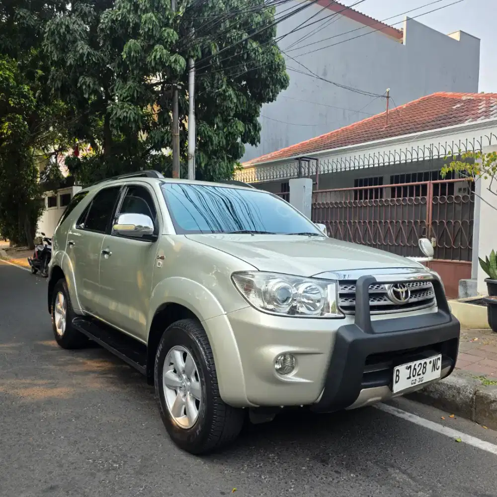 Rapi Banget. Record Service full. Toyota Fortuner G Diesel AT 2010