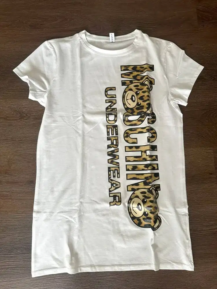 Moschino T-Shirt Wanita Warna Putih Motif Bear Size XS Baru Tanpa Tag