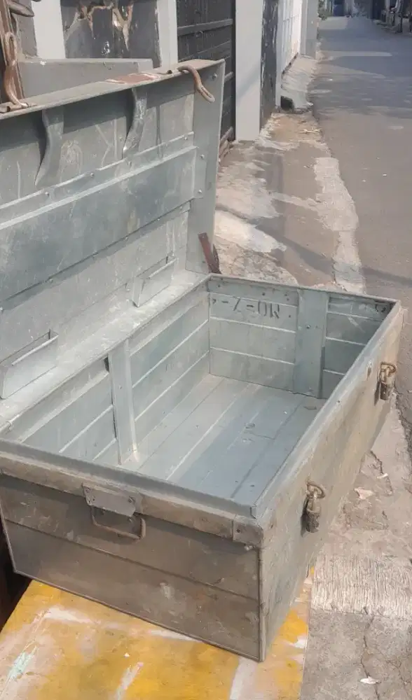Box jadul kaleng besar