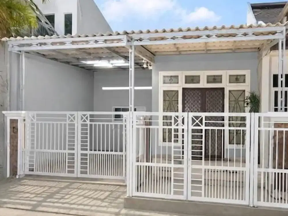 Rumah 1 lantai dengan Desain minimalis, area yang rapi, dan halaman depan yang nyaman dan  muat untuk Carport 1 mobil & motor