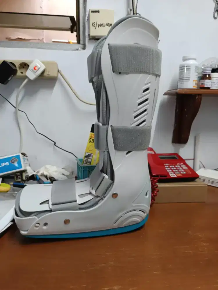 Dijual second Sepatu Penyangga Kaki / Walker Boot Panjang