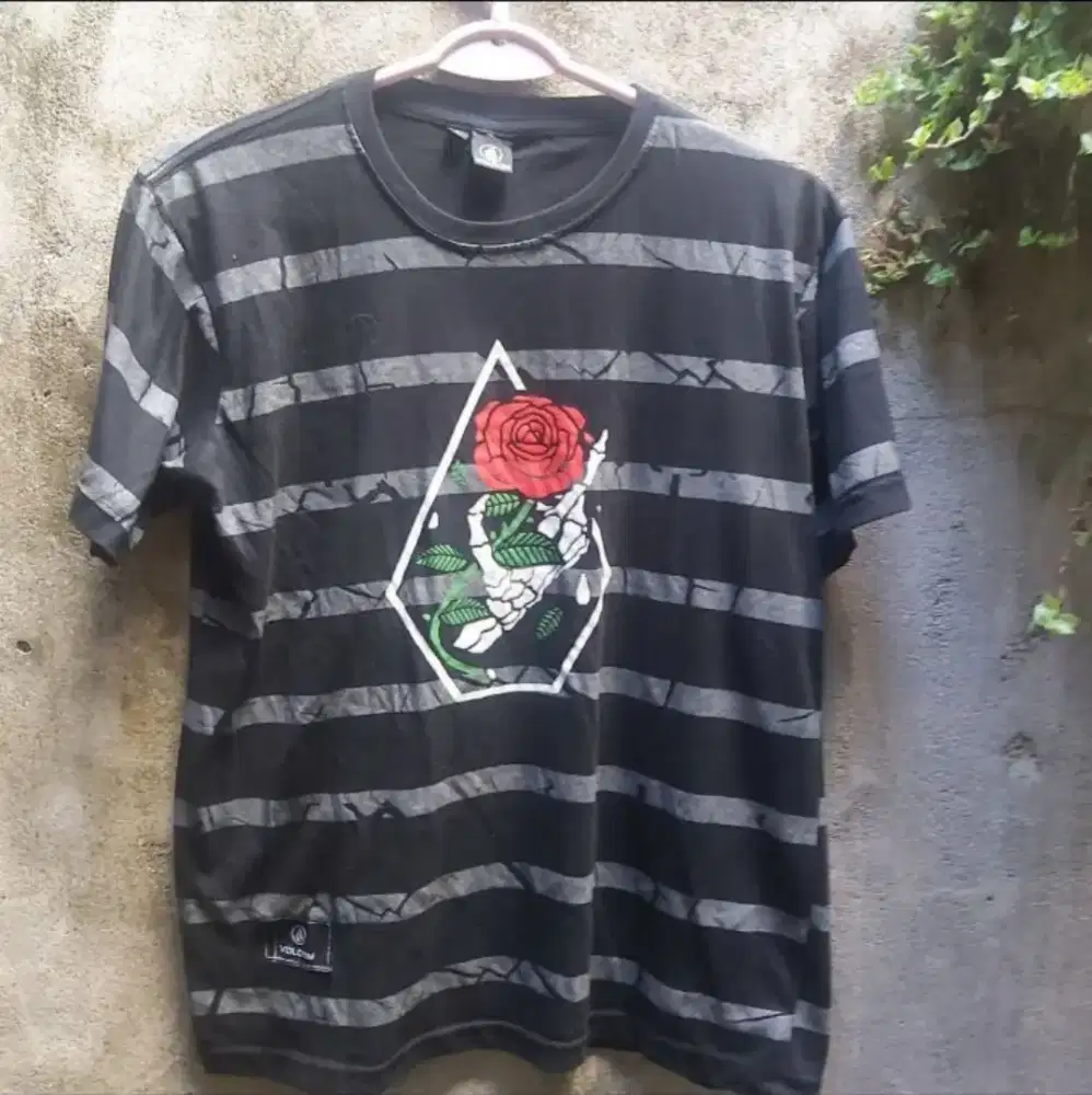 Volcom Tshirt Masih Sangat Bagus,size L,jahitan warna aman, no robek.