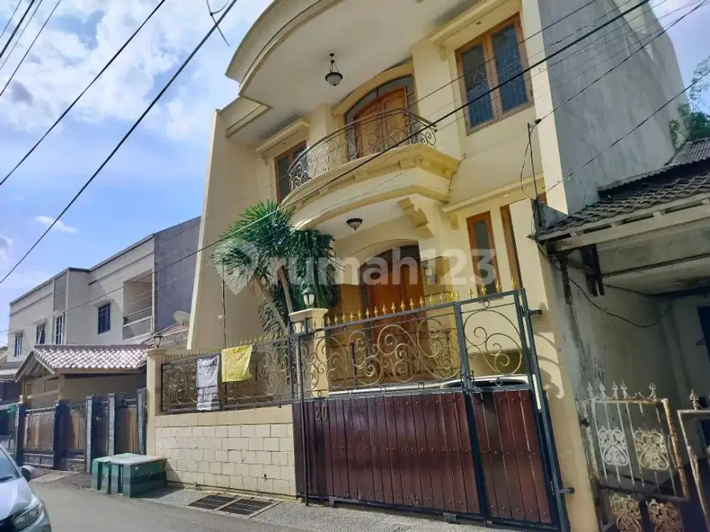 Rumah 3 Lantai Lebar 8 Meter Model Lama Bisa Huni