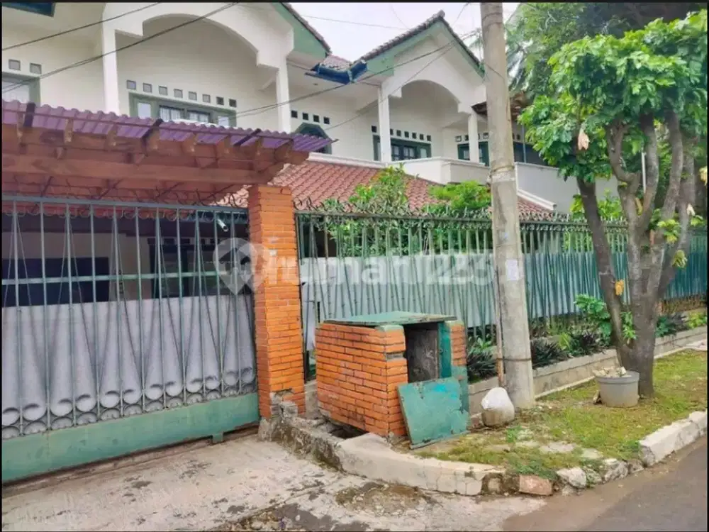 Rumah Lama Aman dan Strategis di Hoek di Kayuputih Jakarta Timur