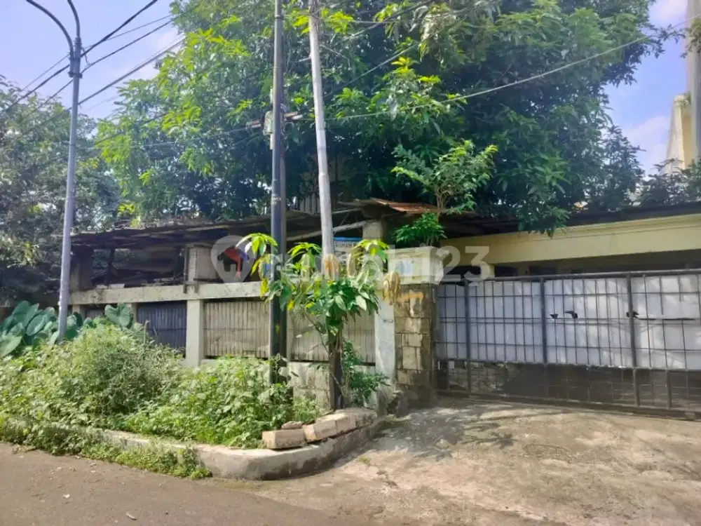 Rumah Tua Gak Bisa Huni Lagi Dekat Kolam Renang Tirta Mas Tidak Banjir