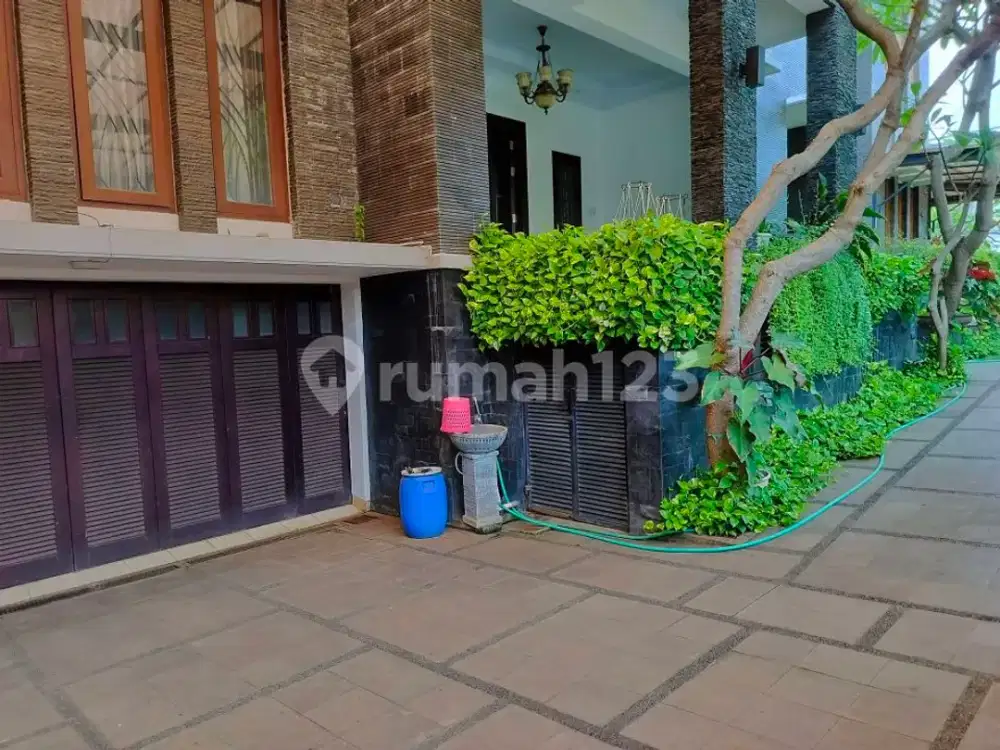 Rumalh huk ada Taman dan area dekat jalur  lrt