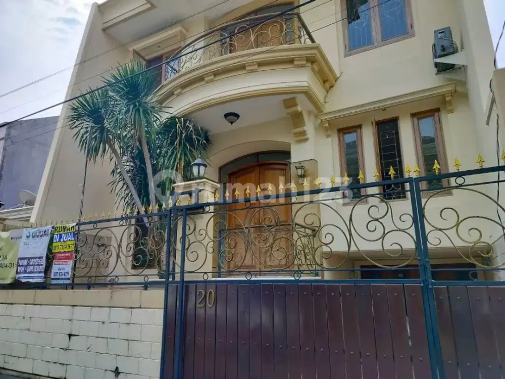 Rumah 3 Lantài Lebàr 8 Meter Dekat Fasum