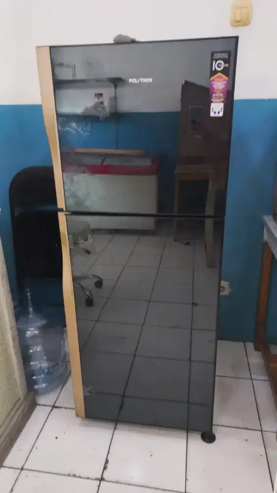 Di jual kulkas 2 pintu Polytron.