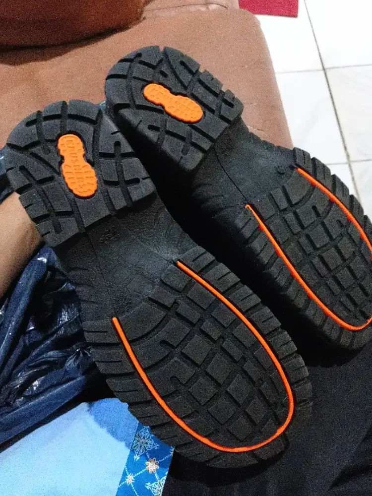 Sepatu safety baru