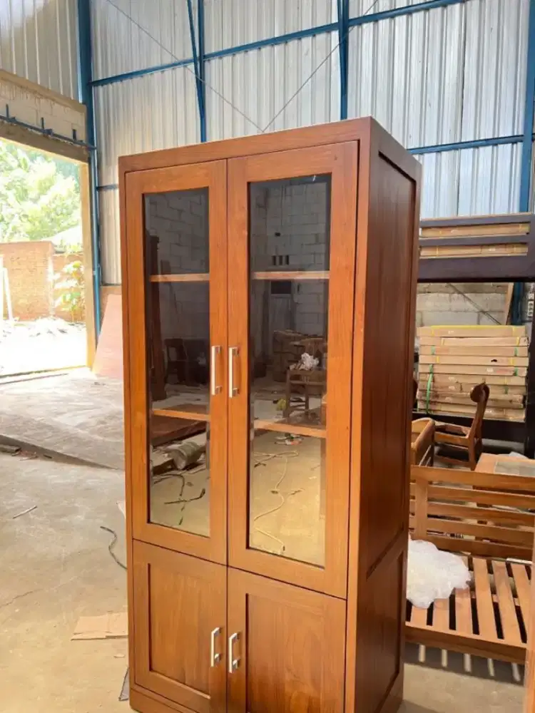Almari kaca dua pintu