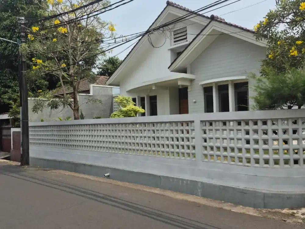 Dijual Rumah Cantik Asri Bersih Terawat Sirkulasi dan Penerangan Bagus Posisi Hoek SHM di Komplek Perumahan Gudang Peluru Tebet Jakarta Selatan