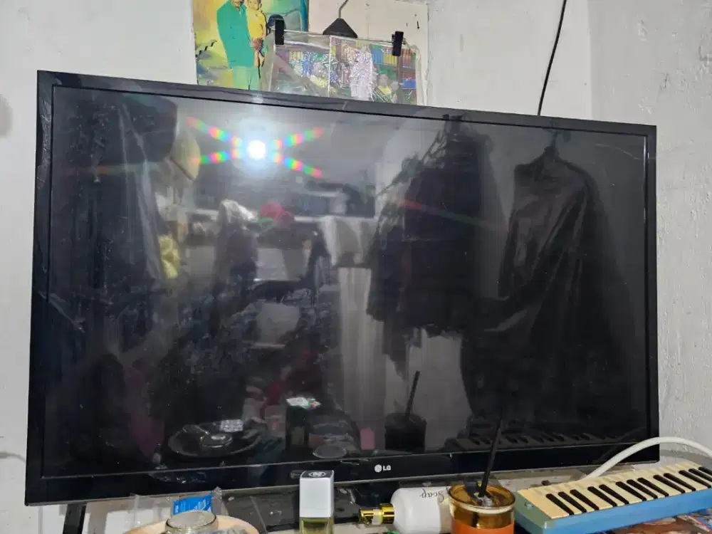TV LG 47 inchi bergaris jegleg listrik