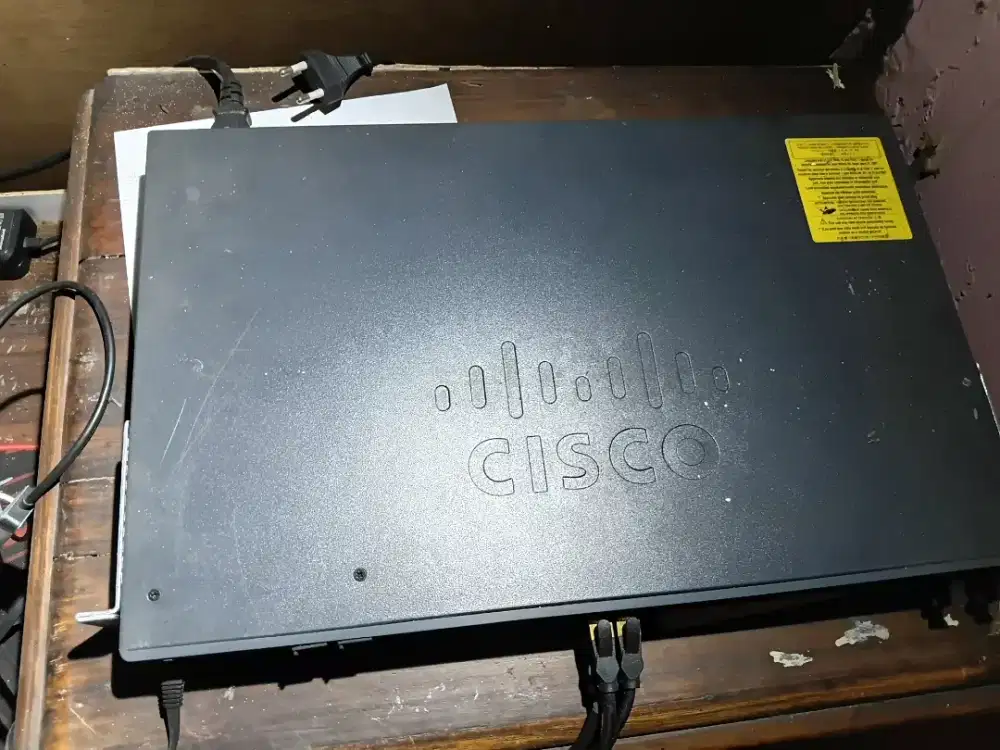 Switch Cisco Catalyst WS-C2960X dan kabel console cisco merk ugreen