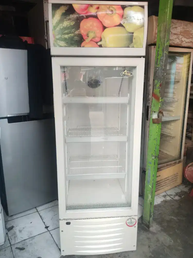 Showcase merk Atiz kondisi normal dingin siap pakai