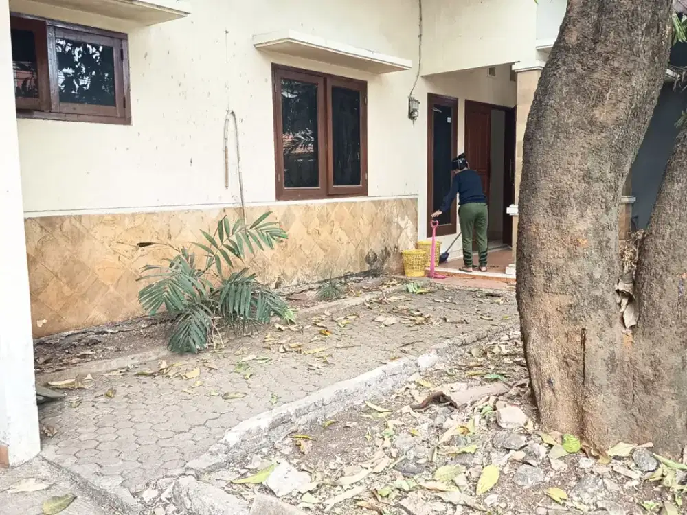 Rumah sewa Cilandak ,Muhasim , LT. 250 m2/Lb. 200 m2. Bisa Kantor , 130 jt / thn