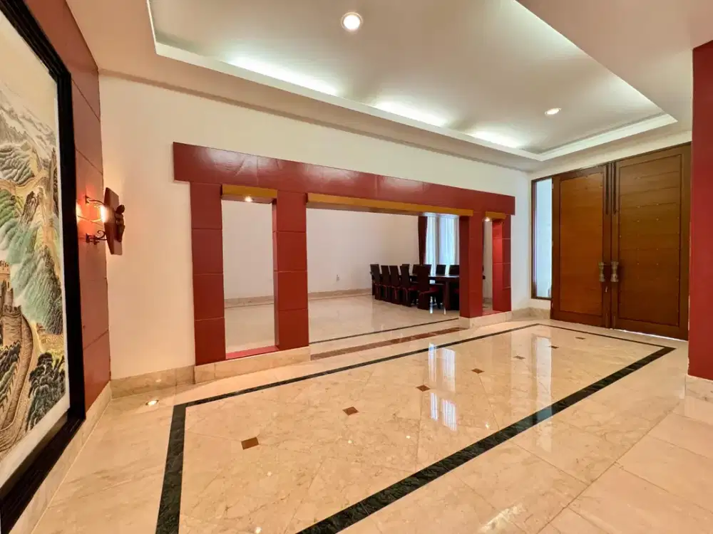 Disewakan Rumah di Kemang. Parkir Muat 10 Mobil. Taman luas, ada Kolam Renang