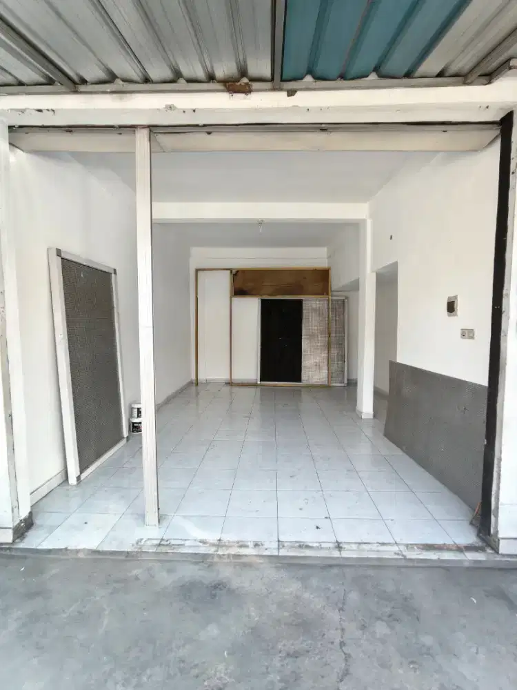 Disewakan warung strategis siap usaha di jalan Gunung Athena
