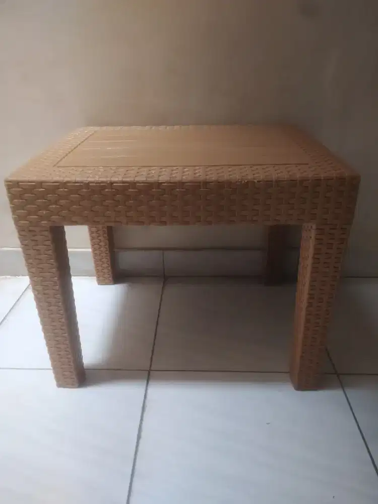 Meja Plastik Anyaman