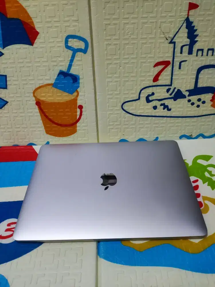 Dijual MacBook Pro Retina 13in 2019 touchbar core i5 ram 8/ssd 256