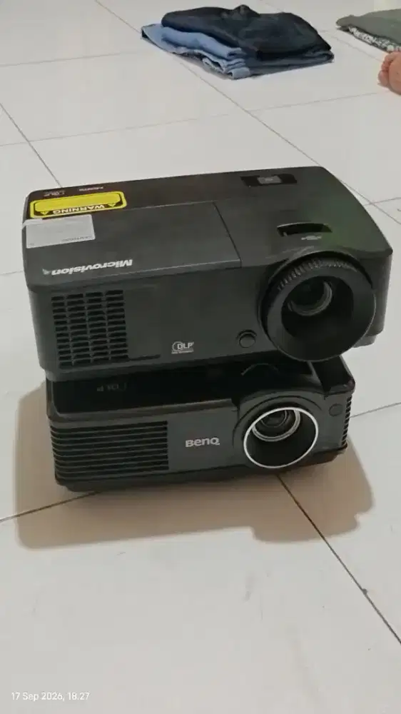 MENJUAL PROYEKTOR