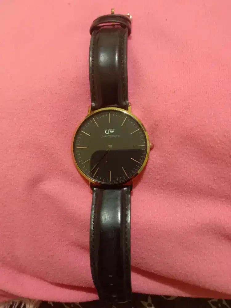 Di jual jam DW bekas