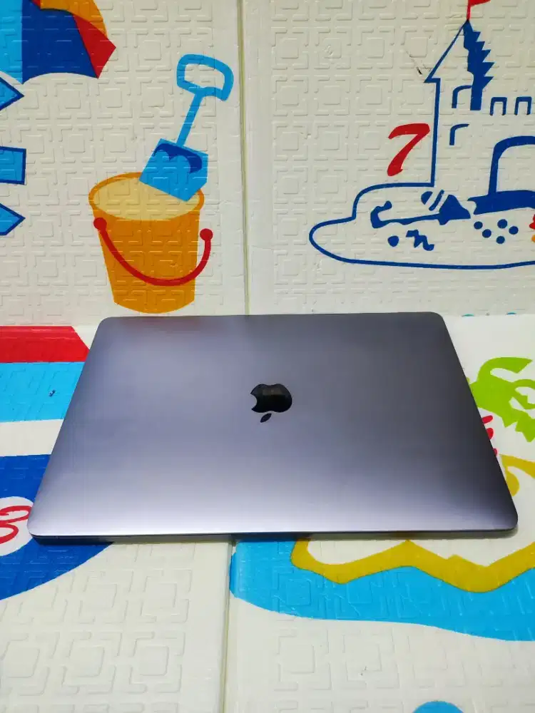 Dijual murah MacBook Pro retina 13in 2018 touchbar core i5 8/256