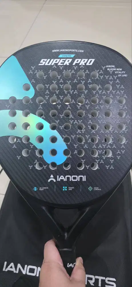 Raket padel masih mulus