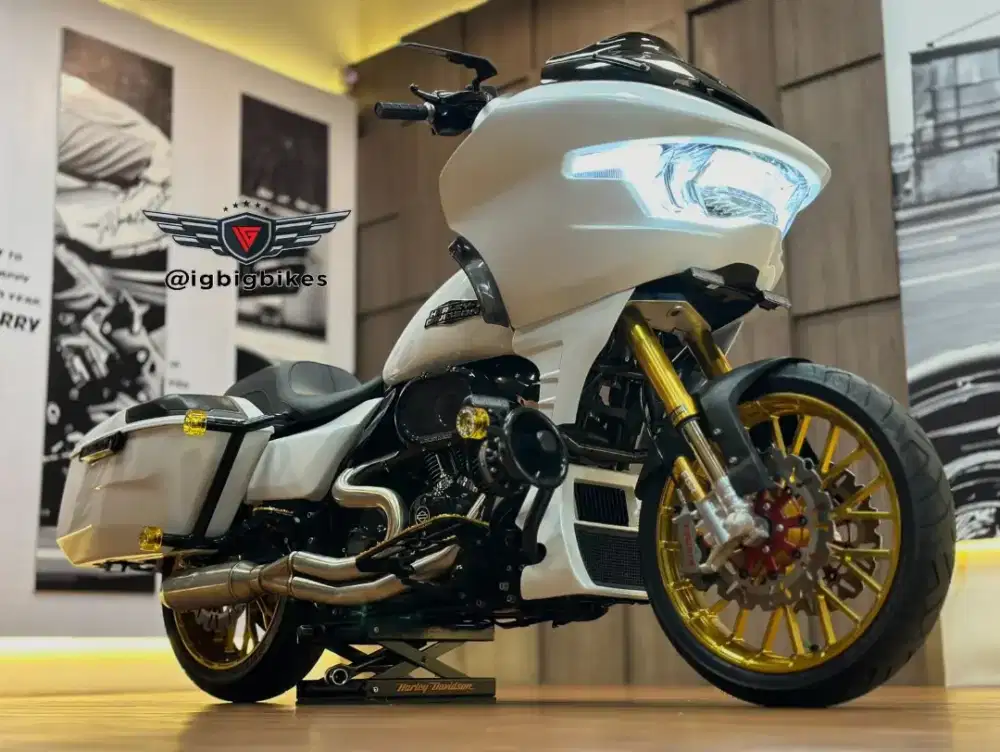 Harley Road Glide putih 2025
