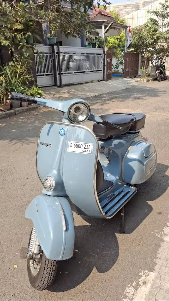 Vespa Super 72.
