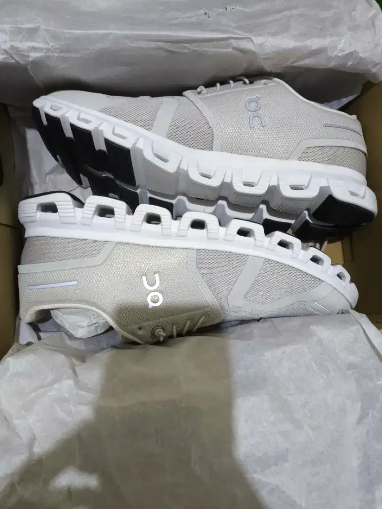 On Cloud 6 New Baru Size 43 Warna Pearl White