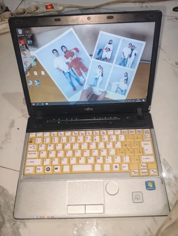 Laptop fujitsu mulus + charger