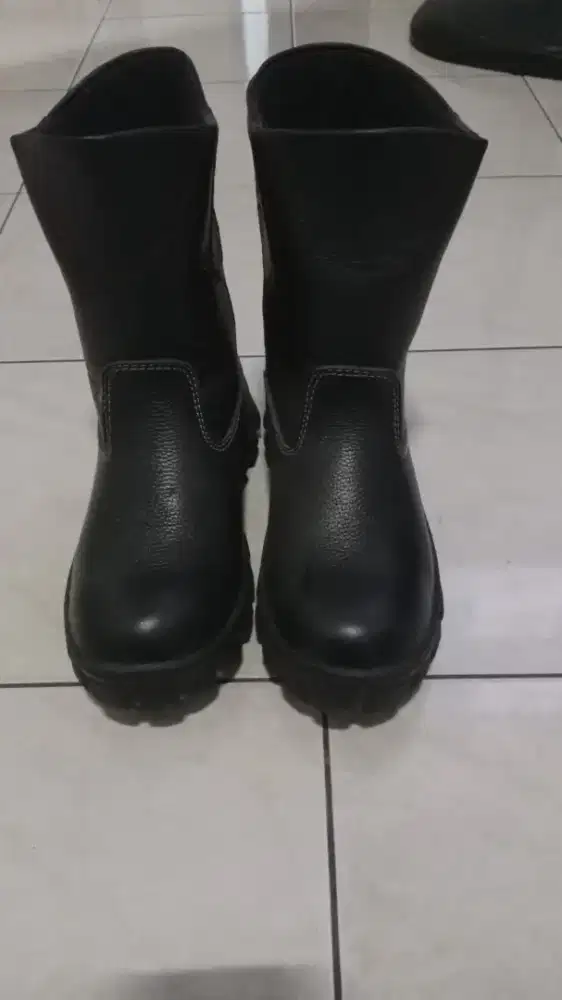 Sepatu safy uii