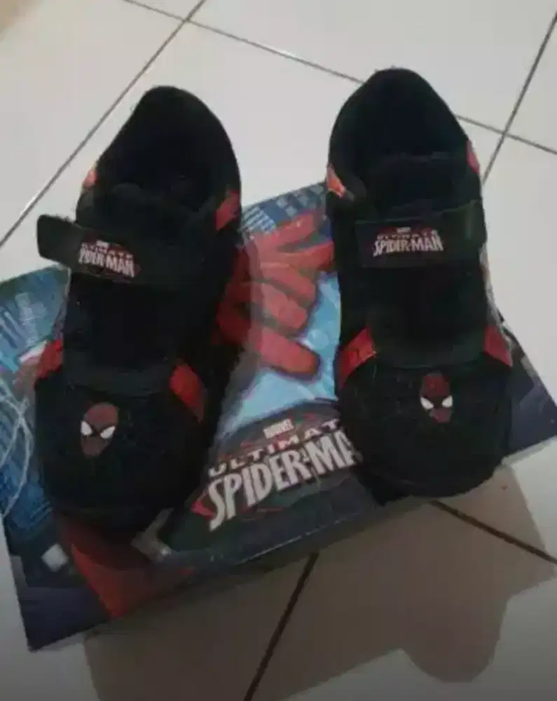Sepatu Marvel UK 28