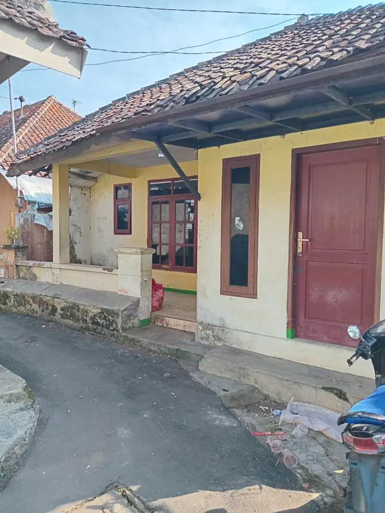 Rumah Dekat Alun Alun Cilimus.