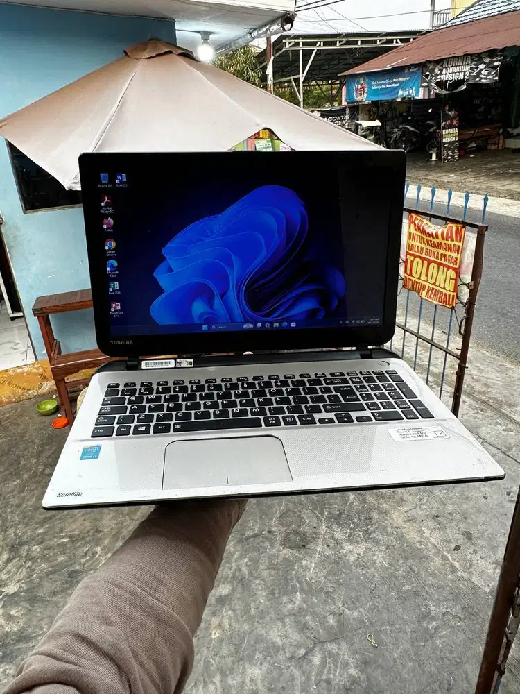 Toshiba Satellite C55-B 15,6 inci | Core i3 Gen 4 | RAM 8GB | SSD 120