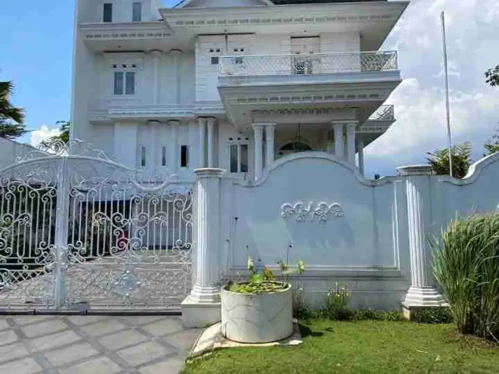 Dijual Rumah Mewah Konsep Villa Klasik di komplek Elit Setraduta Bandung
