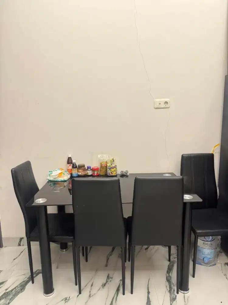 Meja makan minimalis (merk informa)