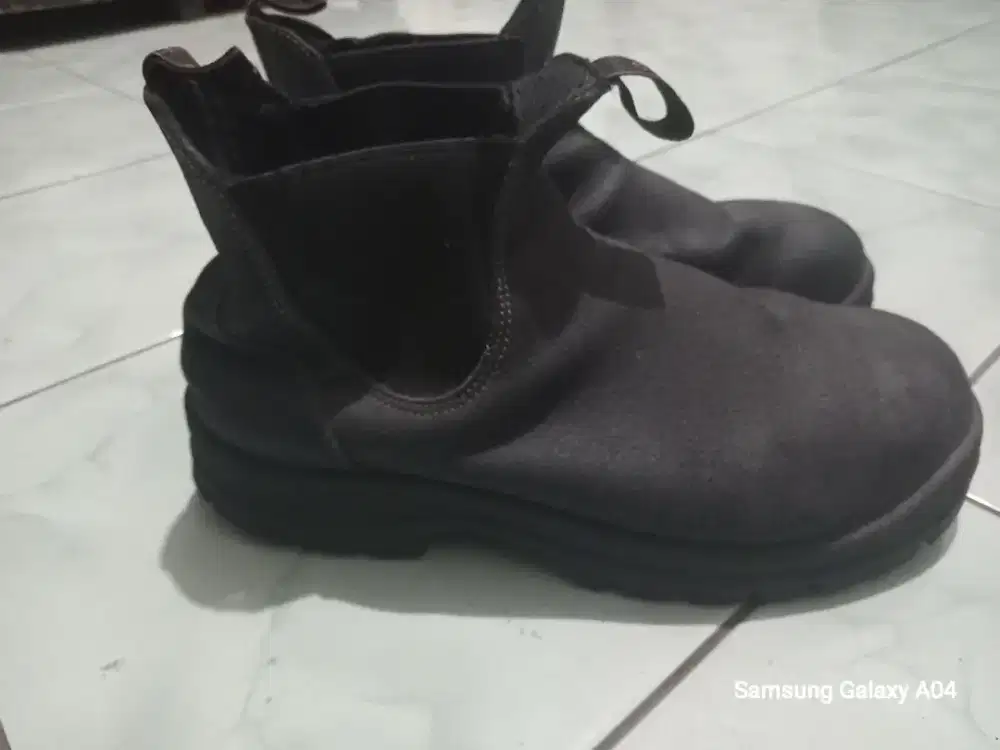 Sepatu safety krusher