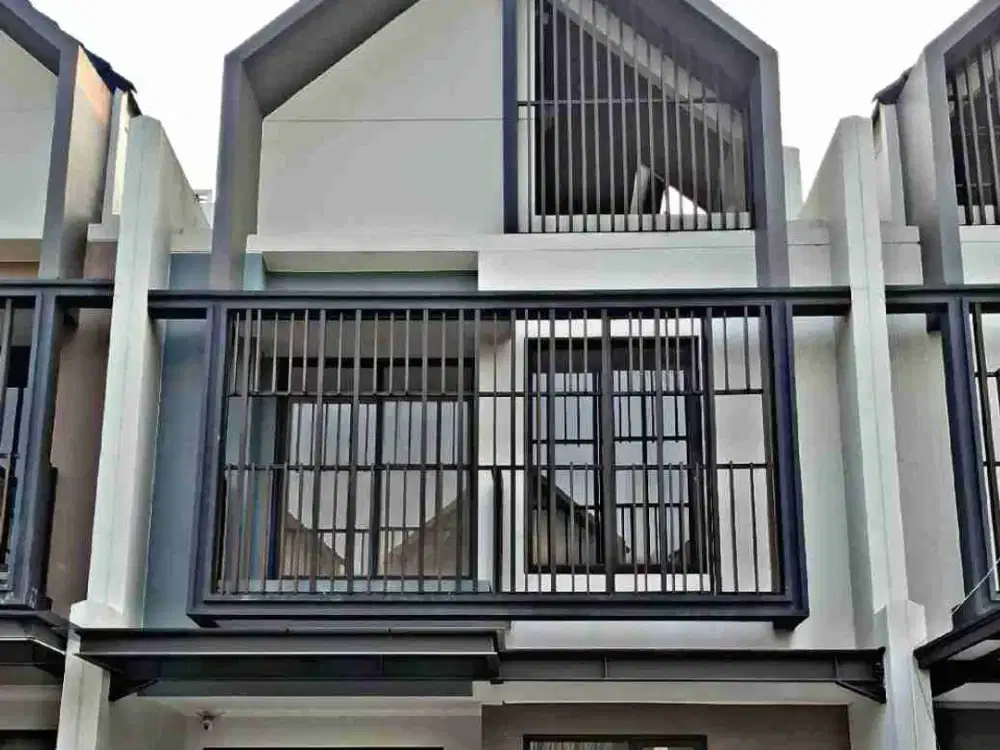 DISEWAKAN RUMAH BRAND NEW DENGAN ATTIC SUDAH ADA 4 AC SIAP HUNI